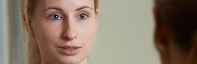 Eine Frau hört jemandem aufmerksam zu