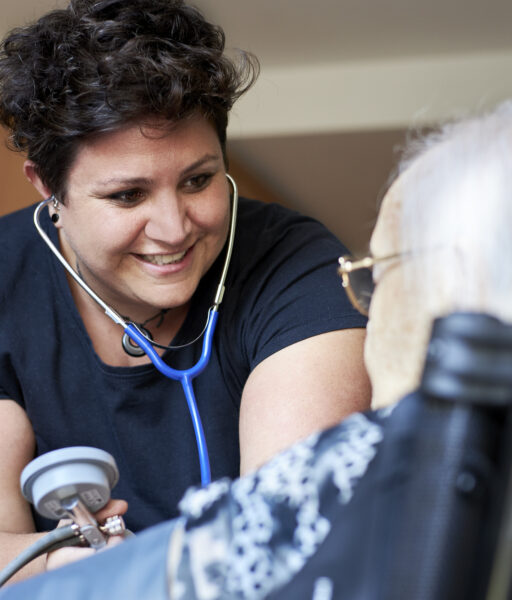 Sandra Steinbusch misst den Blutdruck einer Bewohnerin.